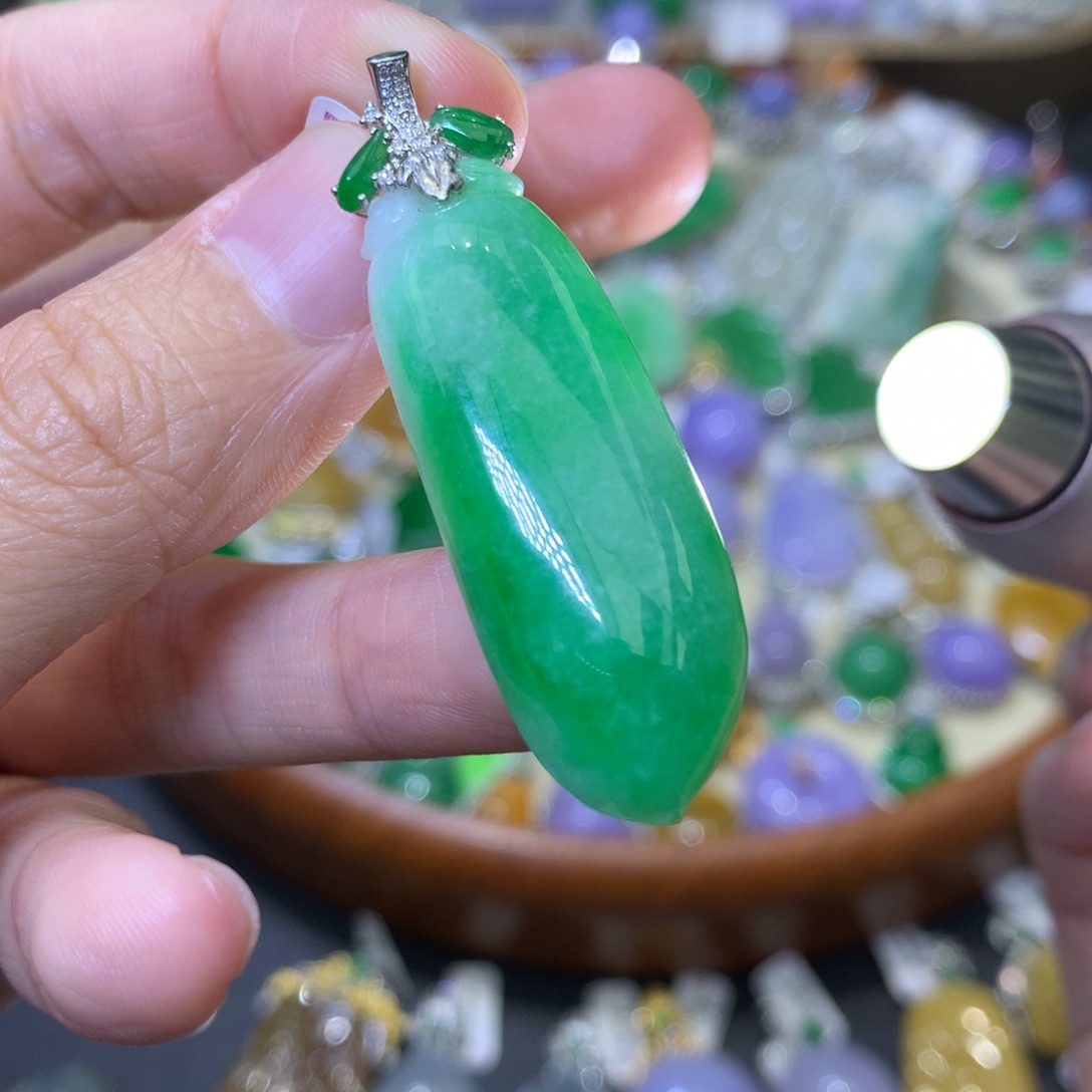 颈饰18K金镶嵌翡翠