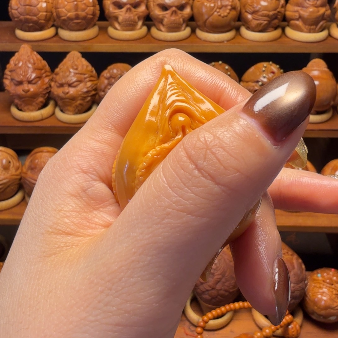 橄榄核把件纯手工三面，40尺寸黄料玉化