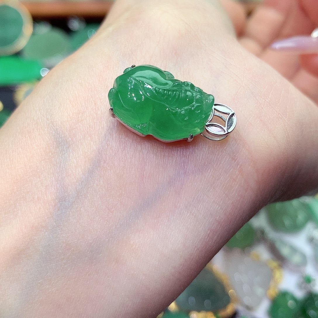 翡翠吊坠(不含链)18K金镶嵌七*