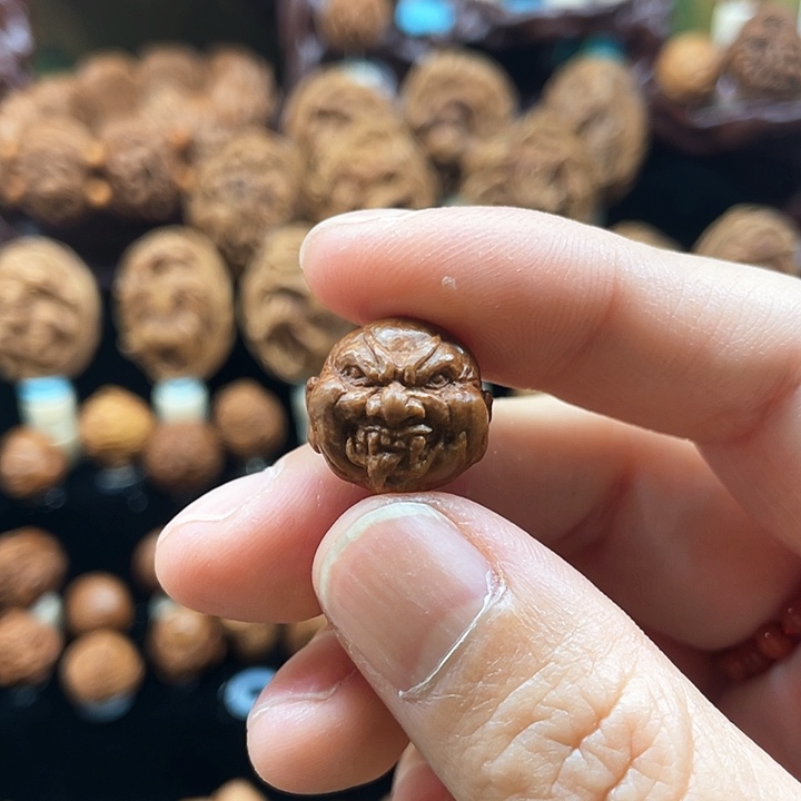 魏*秦岭野生龙纹桃核纯手工雕刻恶僧