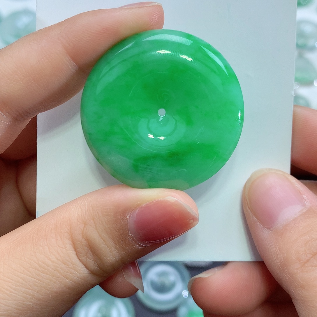 翡翠未镶嵌颈饰平安扣