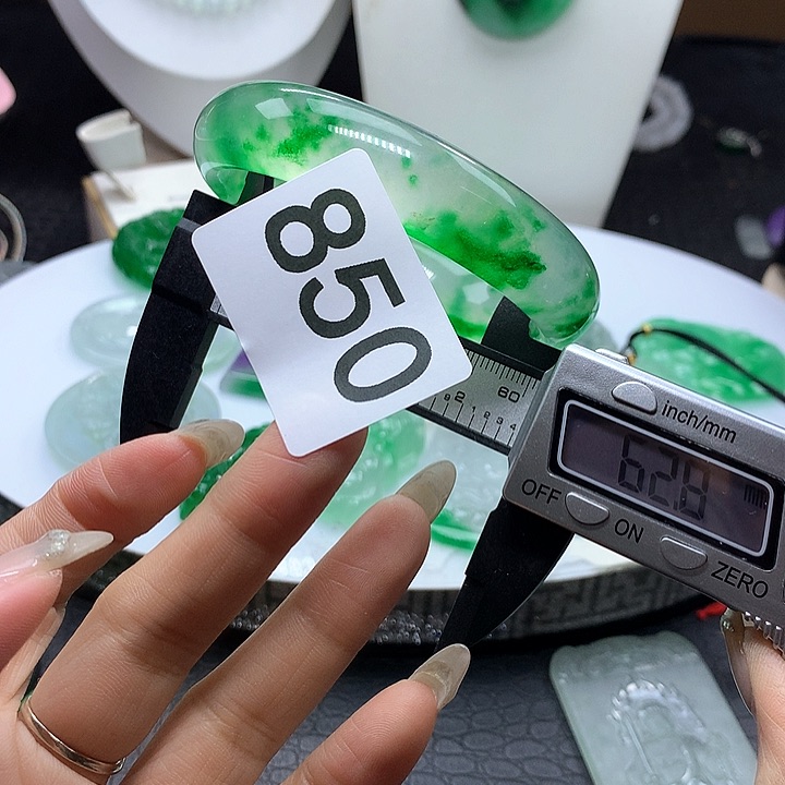 翡翠吊坠(赠链)未镶嵌