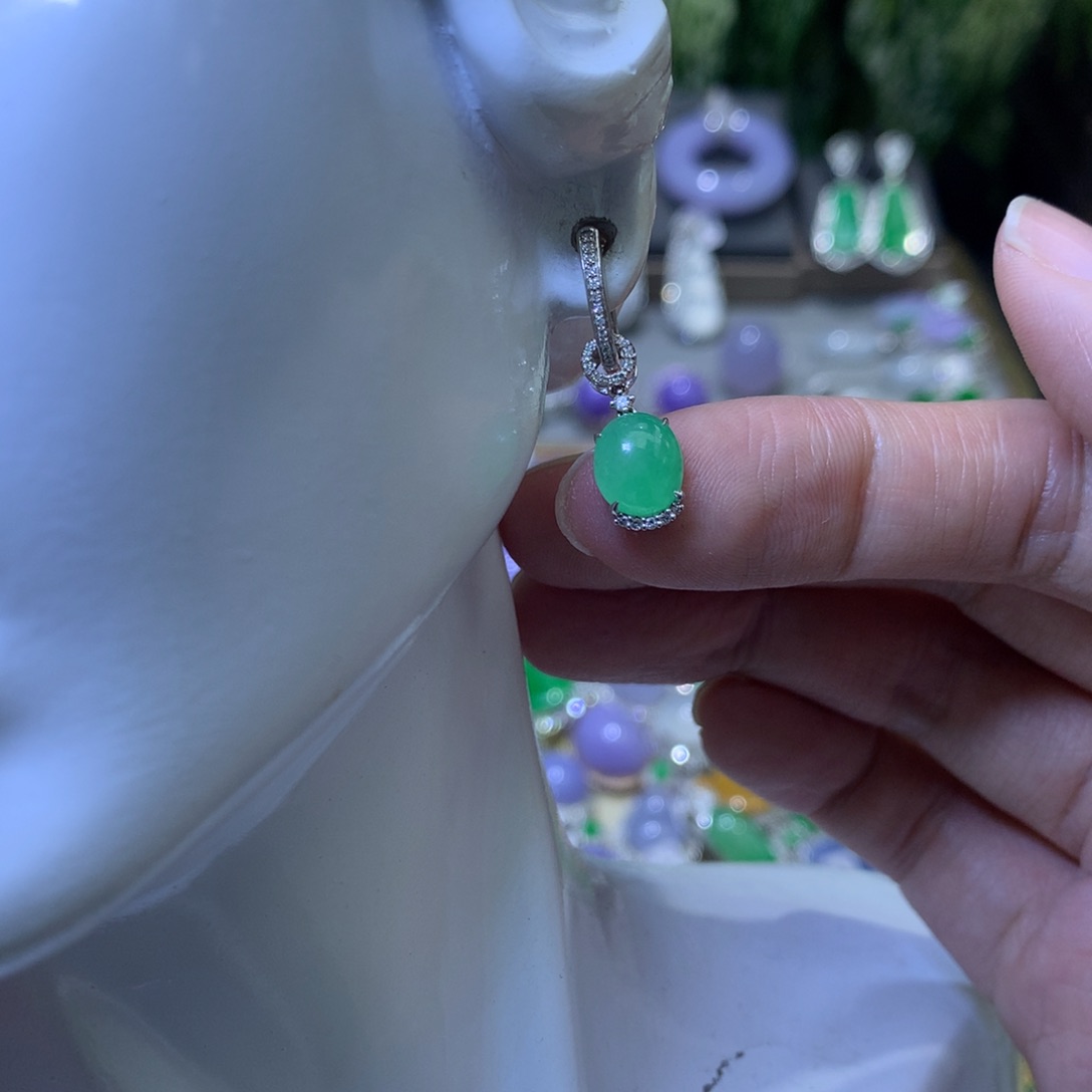 颈饰18K金镶嵌翡翠