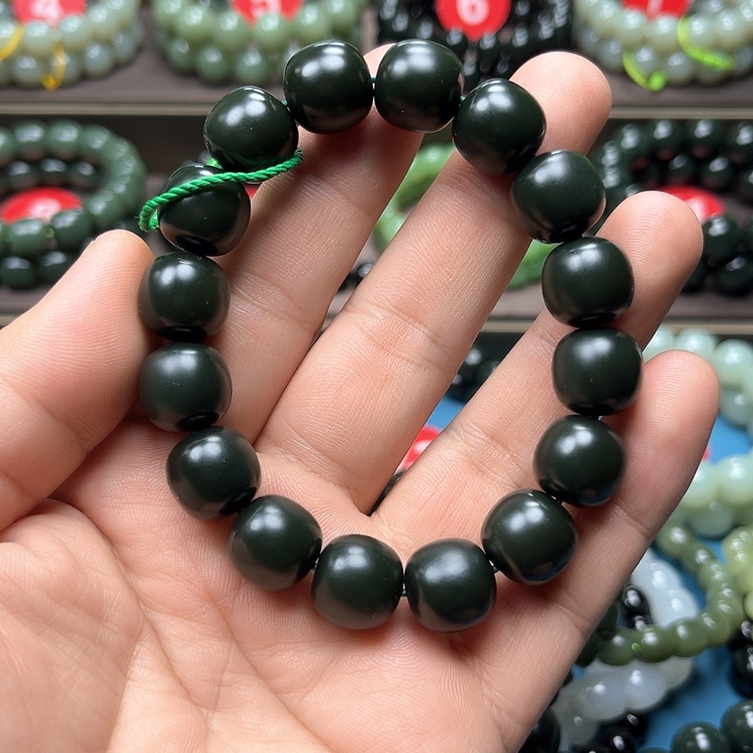 卡***眼和田玉未镶嵌手链