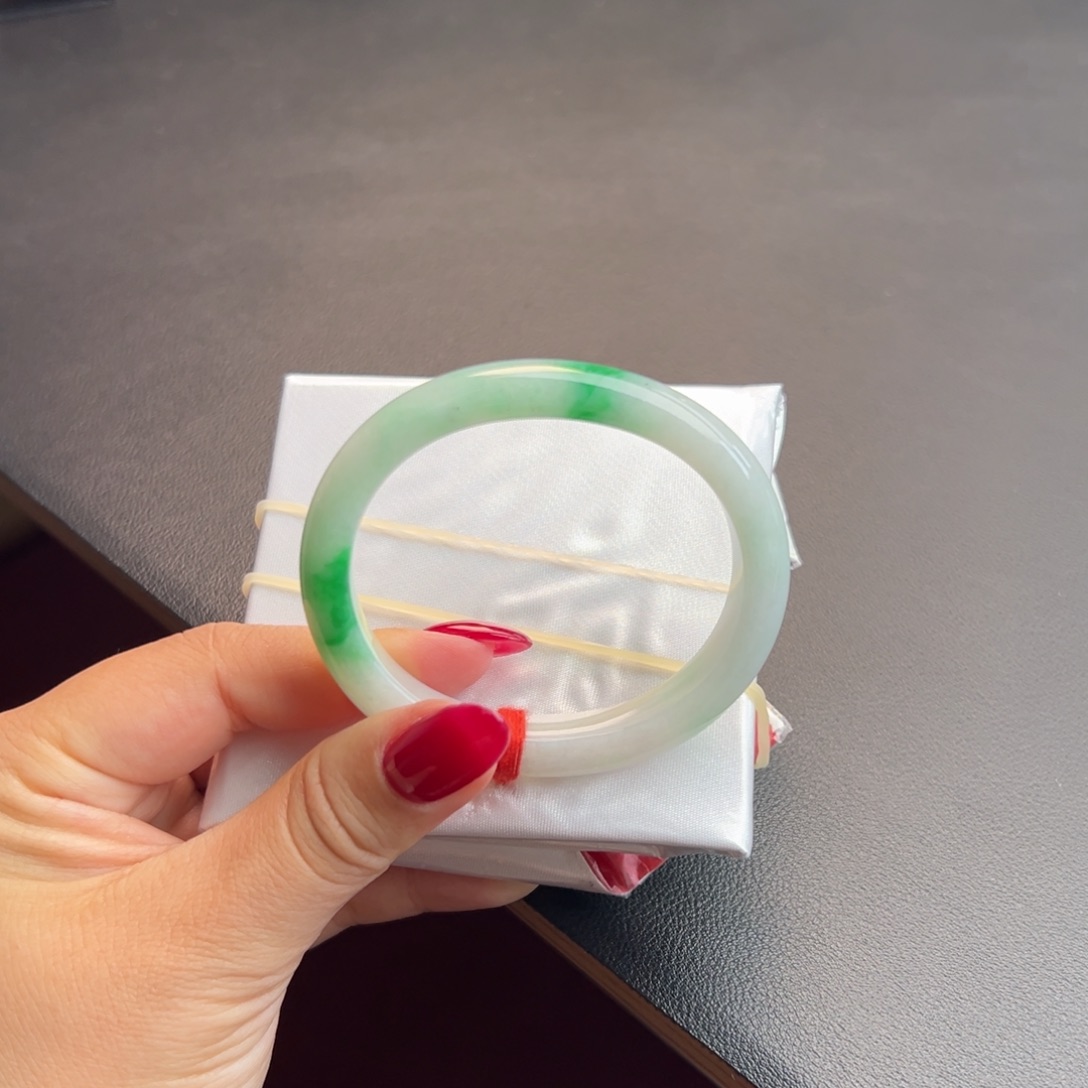 翡翠未镶嵌手镯54贵