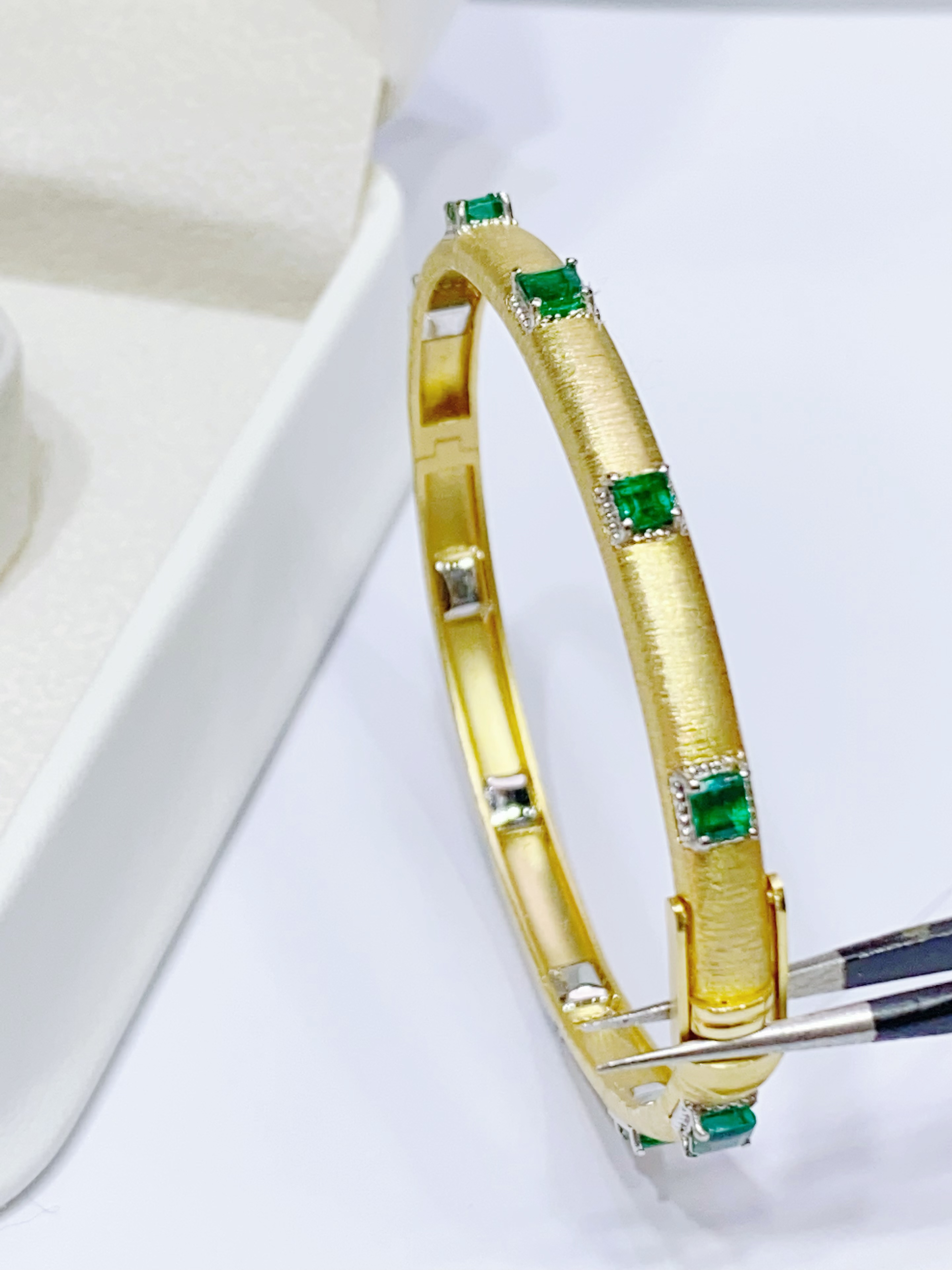 18K金镶嵌天然祖母绿手镯布契拉提款