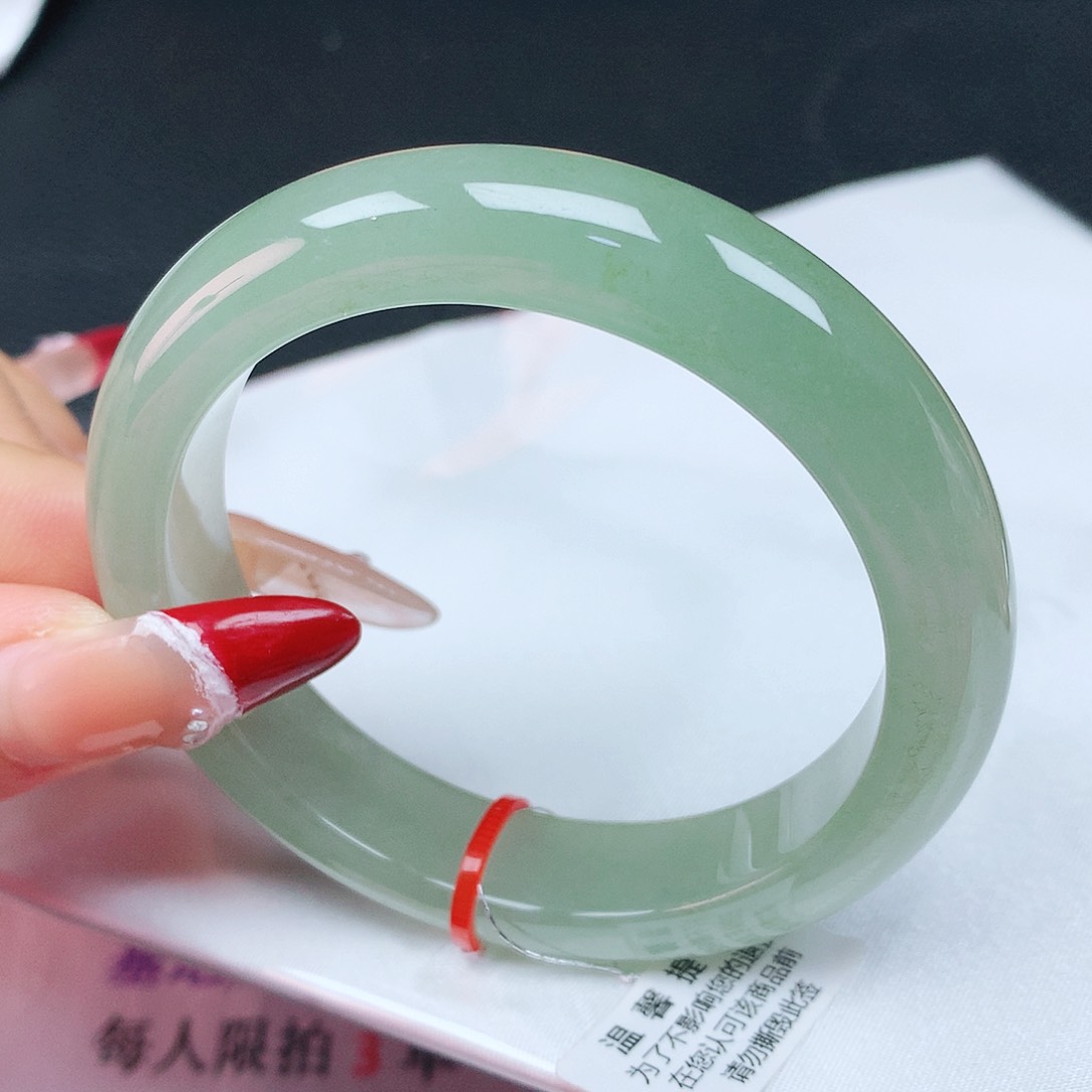 翡翠手镯未镶嵌54圈