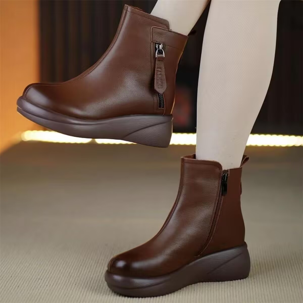 软皮短靴真皮秋冬圆头新款加绒保暖防水厚底妈妈加厚防滑马丁棉靴