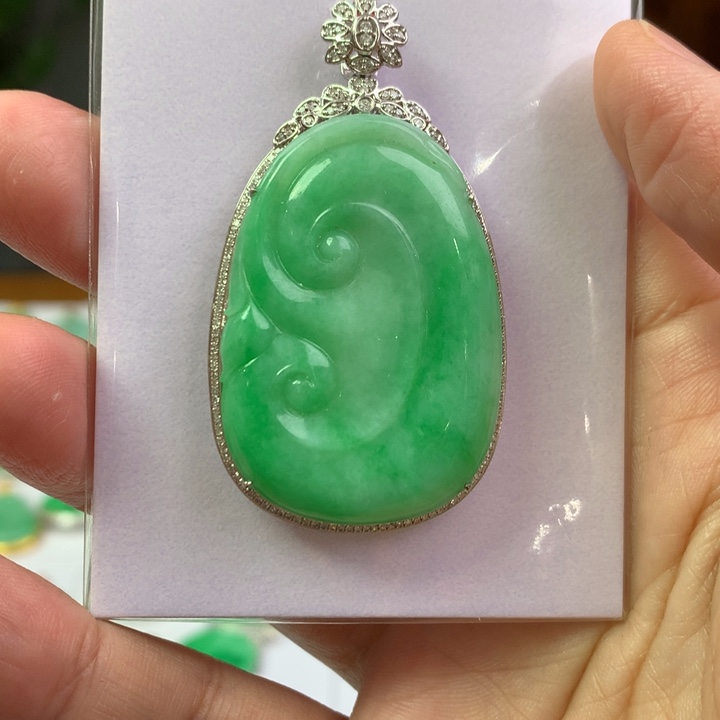 翡翠18K金镶嵌颈饰翡翠吊坠