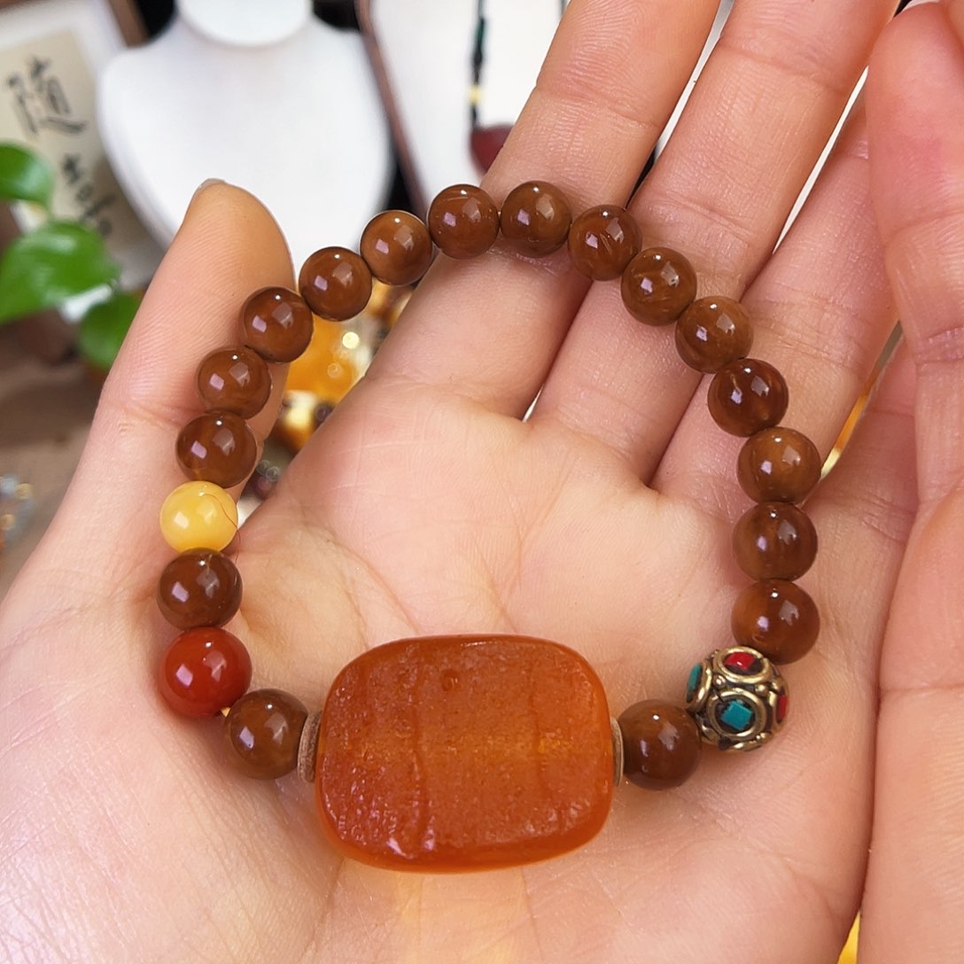 琥珀珠宝奇石未镶嵌。