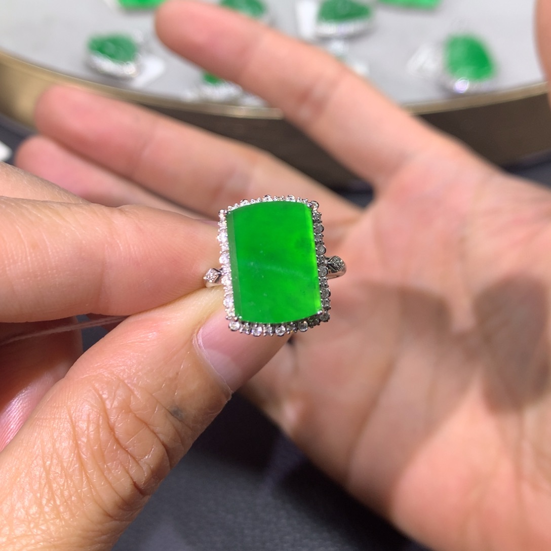 翡翠戒指18K金镶嵌翡翠