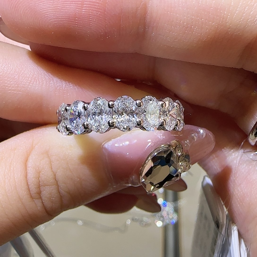 实验室培育钻石18K金镶嵌2.2卡椭圆排戒 11