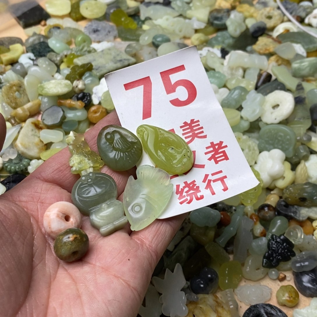 蛇纹石玉挂坠未镶嵌