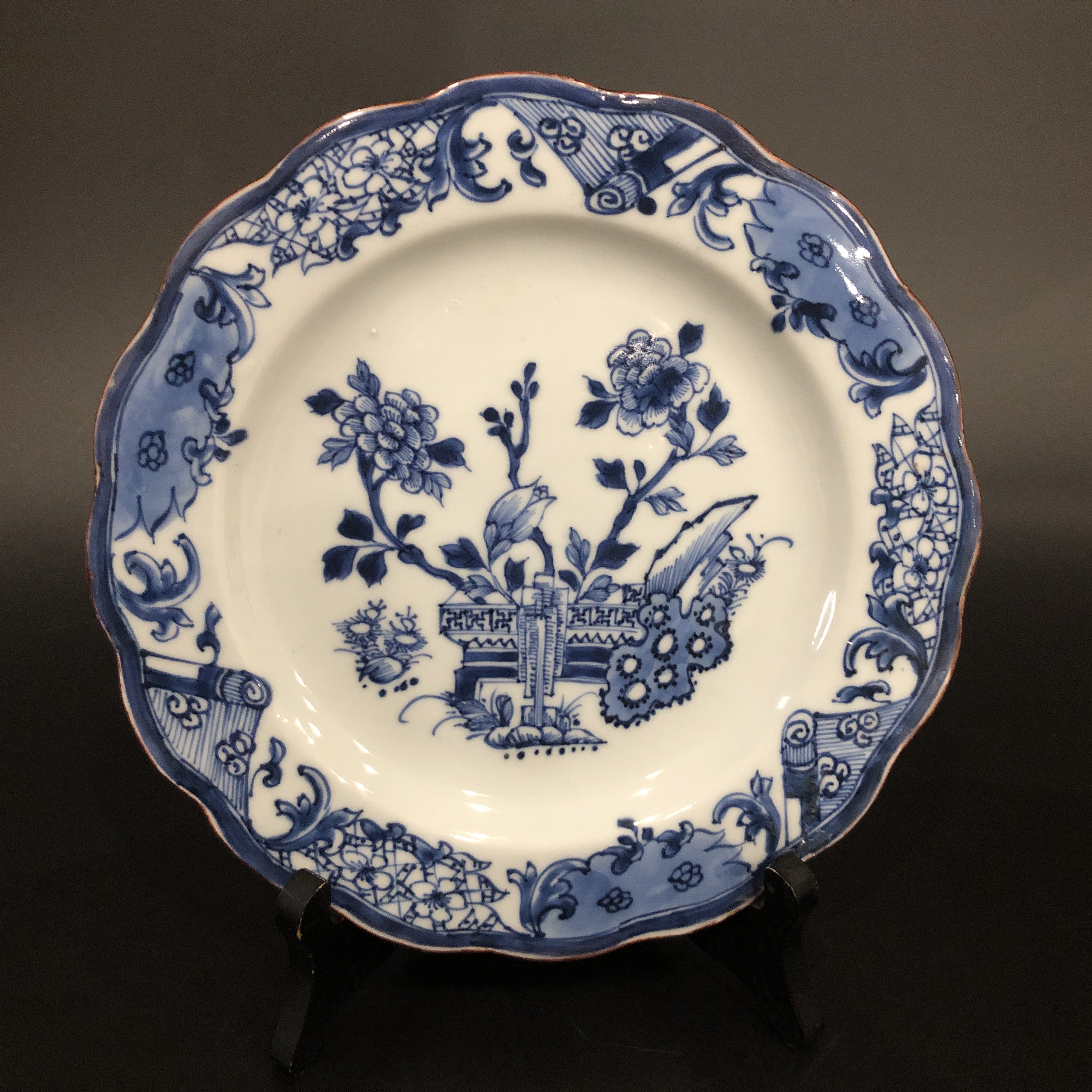 A02575 清乾隆青花洞石博古花卉纹葵口赏盘 直径23cm
