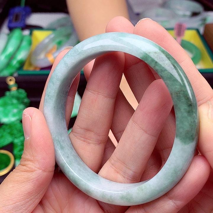 翡翠手镯未镶嵌翡翠