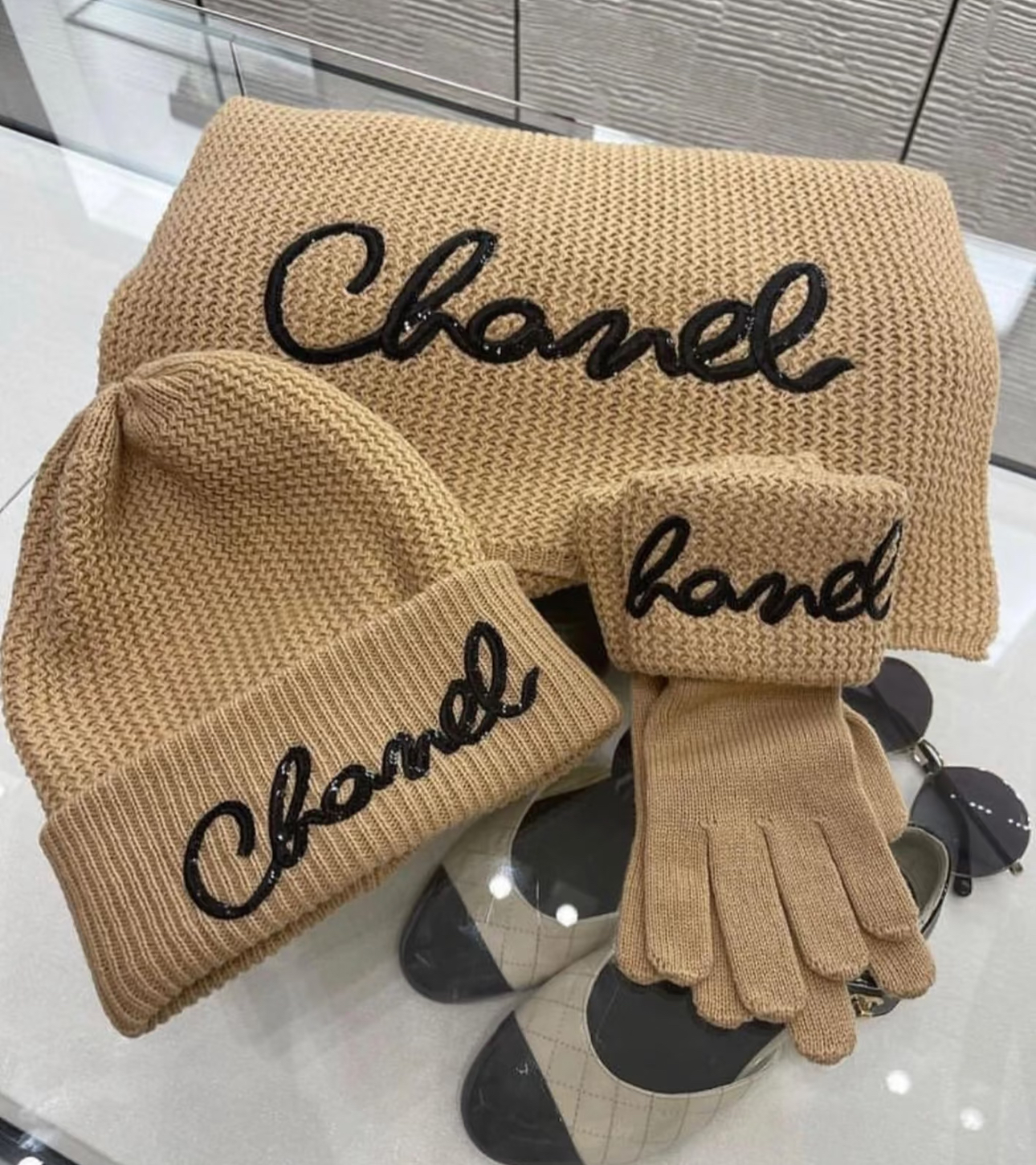 95新 Chanel/香奈儿 黑色亮片字母卡其色针织毛线帽 18095328
