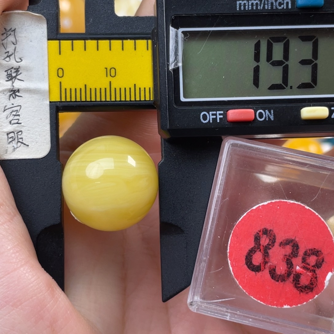 蜜蜡未镶嵌珠宝奇石