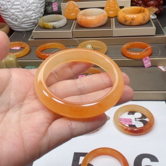 未镶嵌石英质玉（黄龙玉）手镯琥*