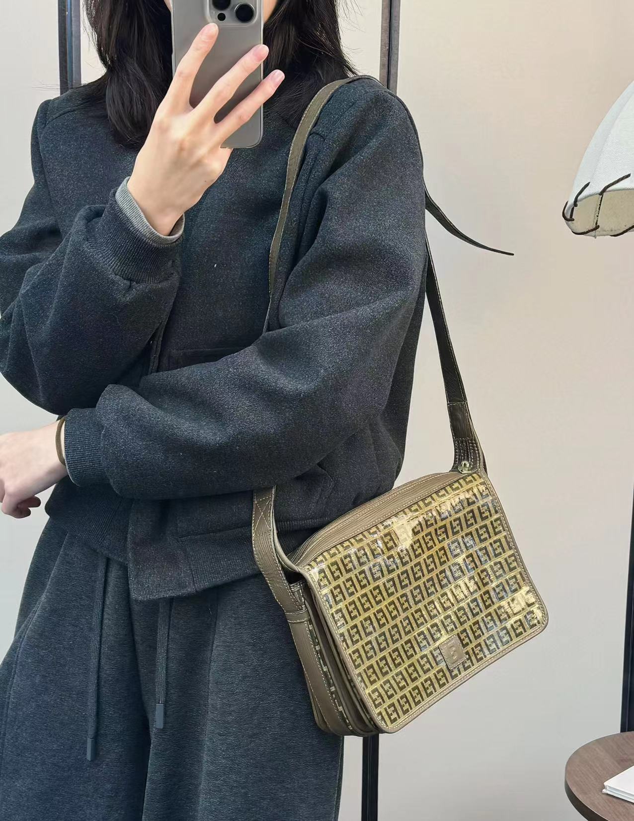 95新 FENDI/芬迪 老花邮差斜挎包单肩包/秋境中古 1150