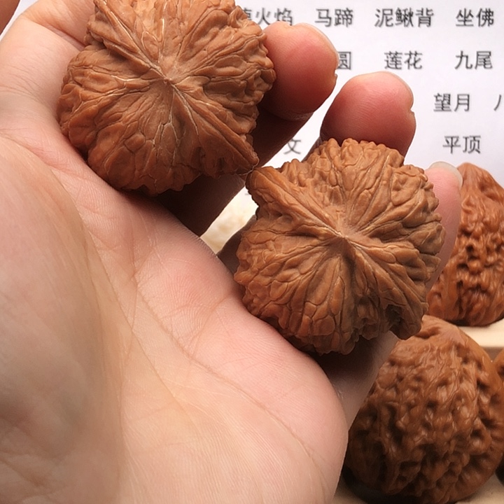 把件文玩核桃万**斯磨盘，边42，有点浮黄点