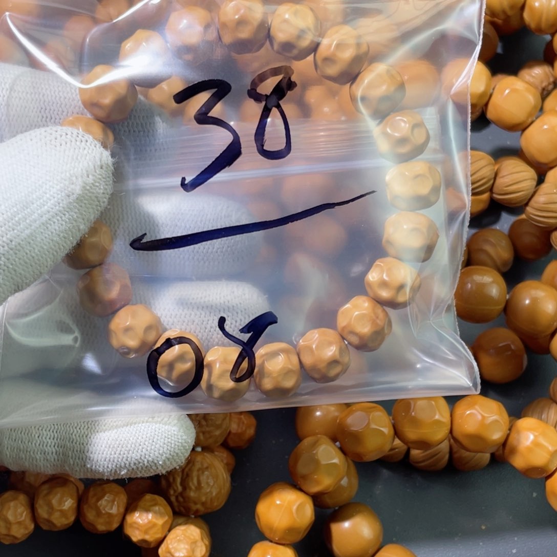 文玩核桃吊坠微微瑕奶酪