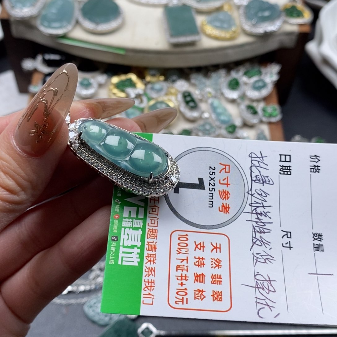 翡翠颈饰未镶嵌翡翠