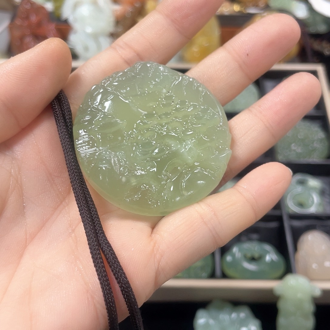 蛇纹石玉颈饰未镶嵌