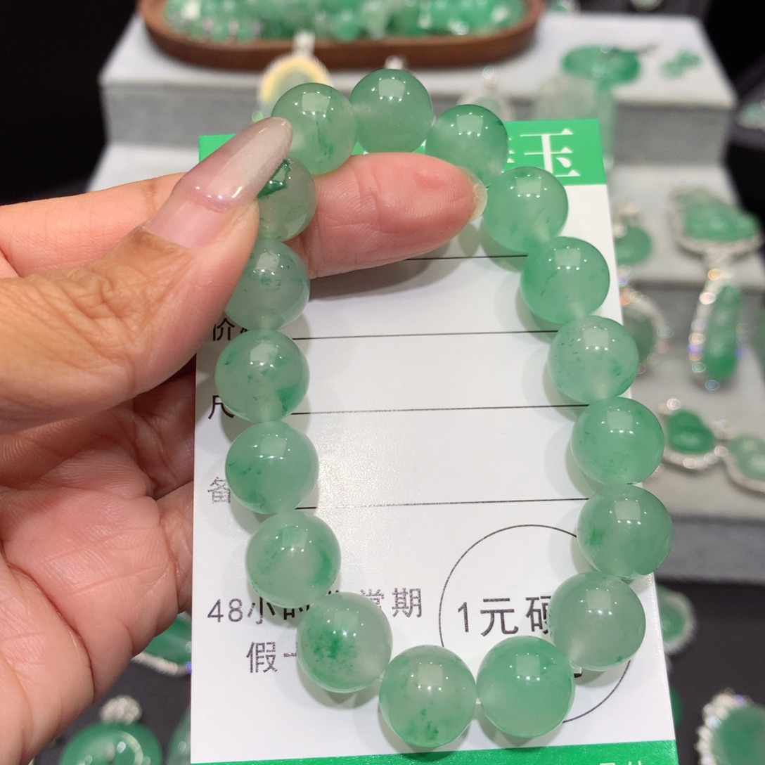 颈饰未镶嵌石英质玉（非洲翠）