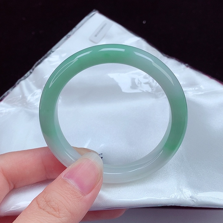 翡翠手镯未镶嵌翡翠