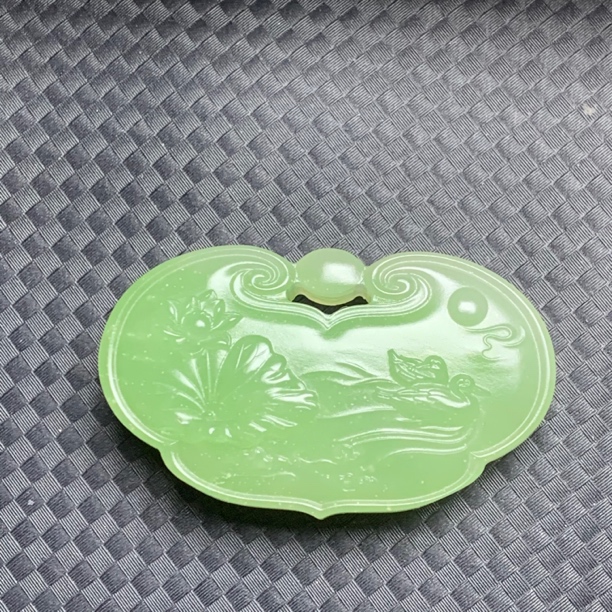和田玉翠青荷花鸳鸯如意锁吊坠