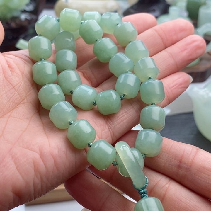 岫玉四大名玉手持未镶嵌