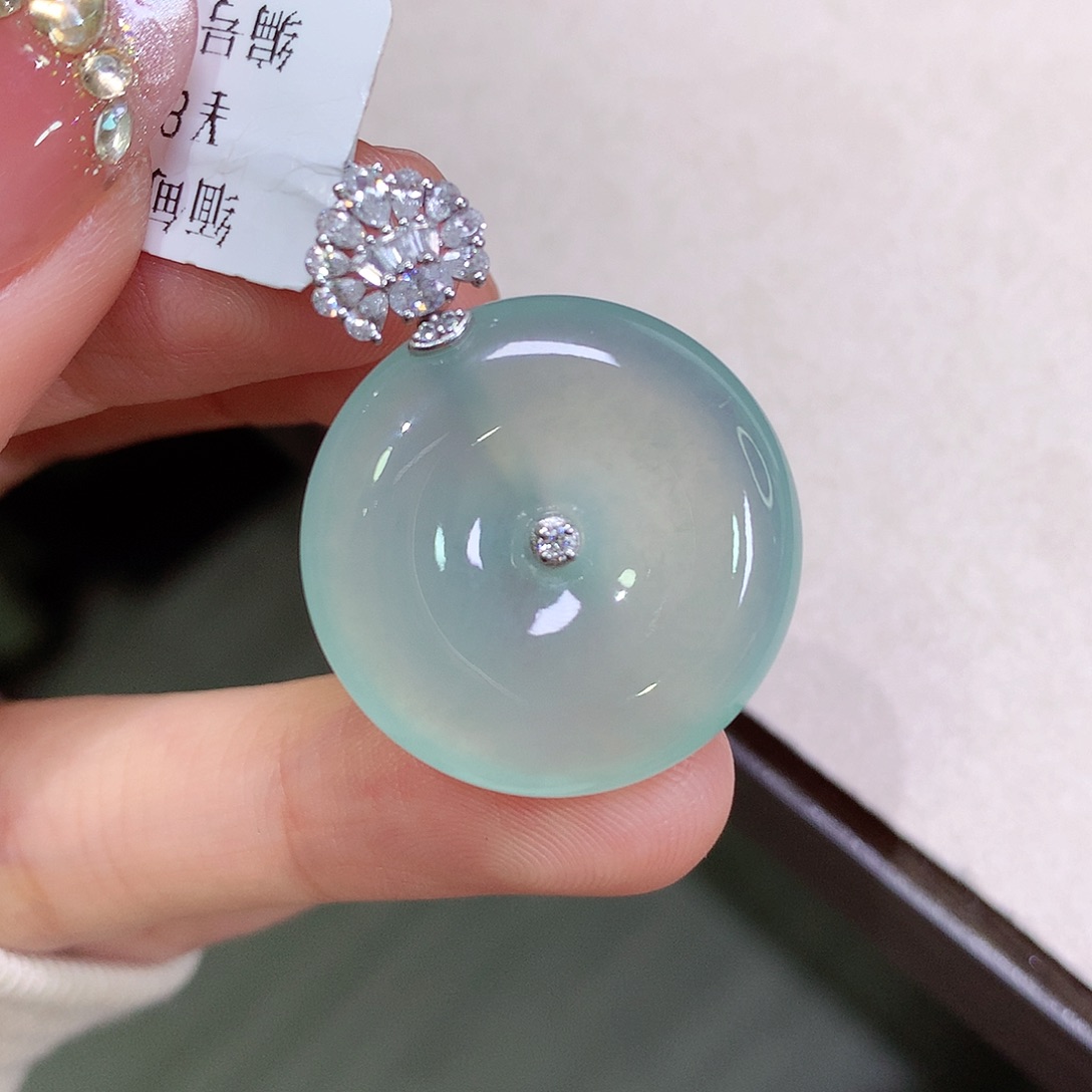 翡翠18K金镶嵌颈饰