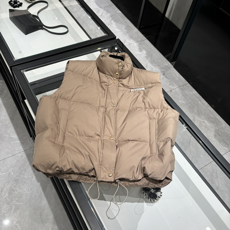 25年春装新款女装 时尚小立领无袖卡其色马甲外套-W098