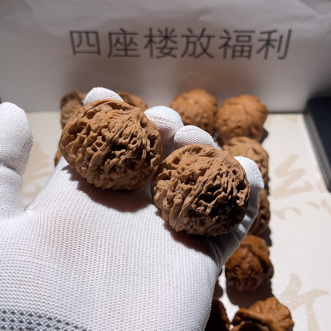 听***哟文玩核桃吊坠秦岭四座楼