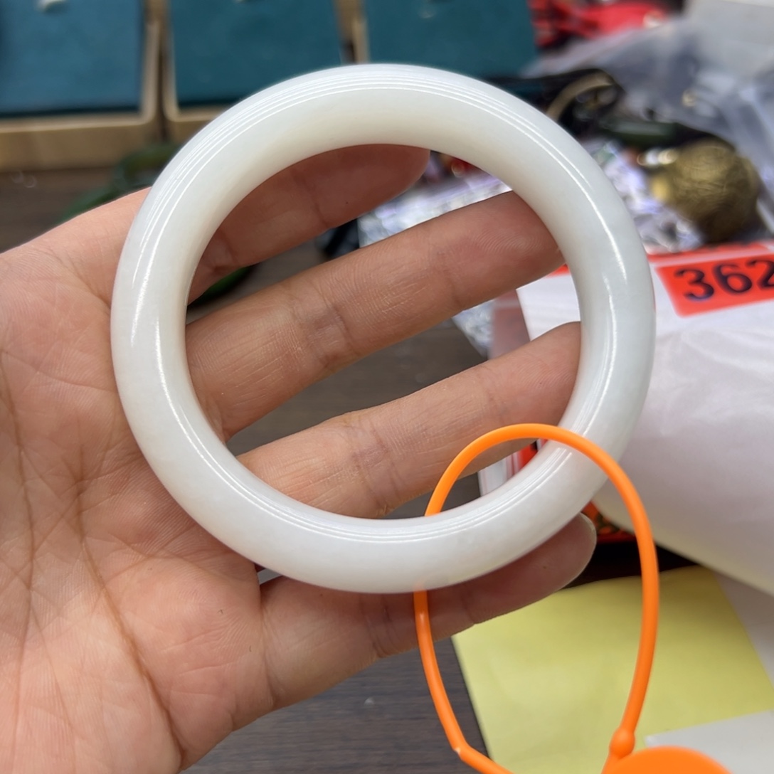 和田玉未镶嵌手镯62圈围362瑕