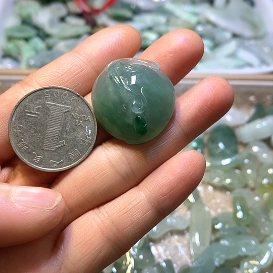 翡翠未镶嵌颈饰寿桃。福禄寿