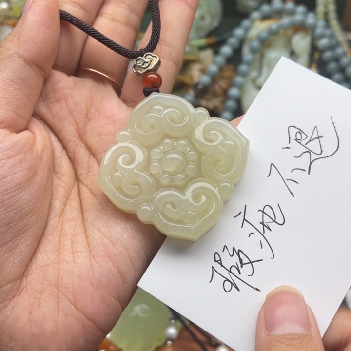 蛇纹石玉吊坠合金