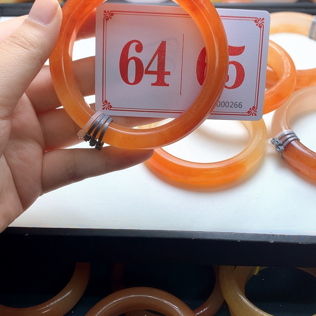 未镶嵌石英质玉（黄龙玉）手镯