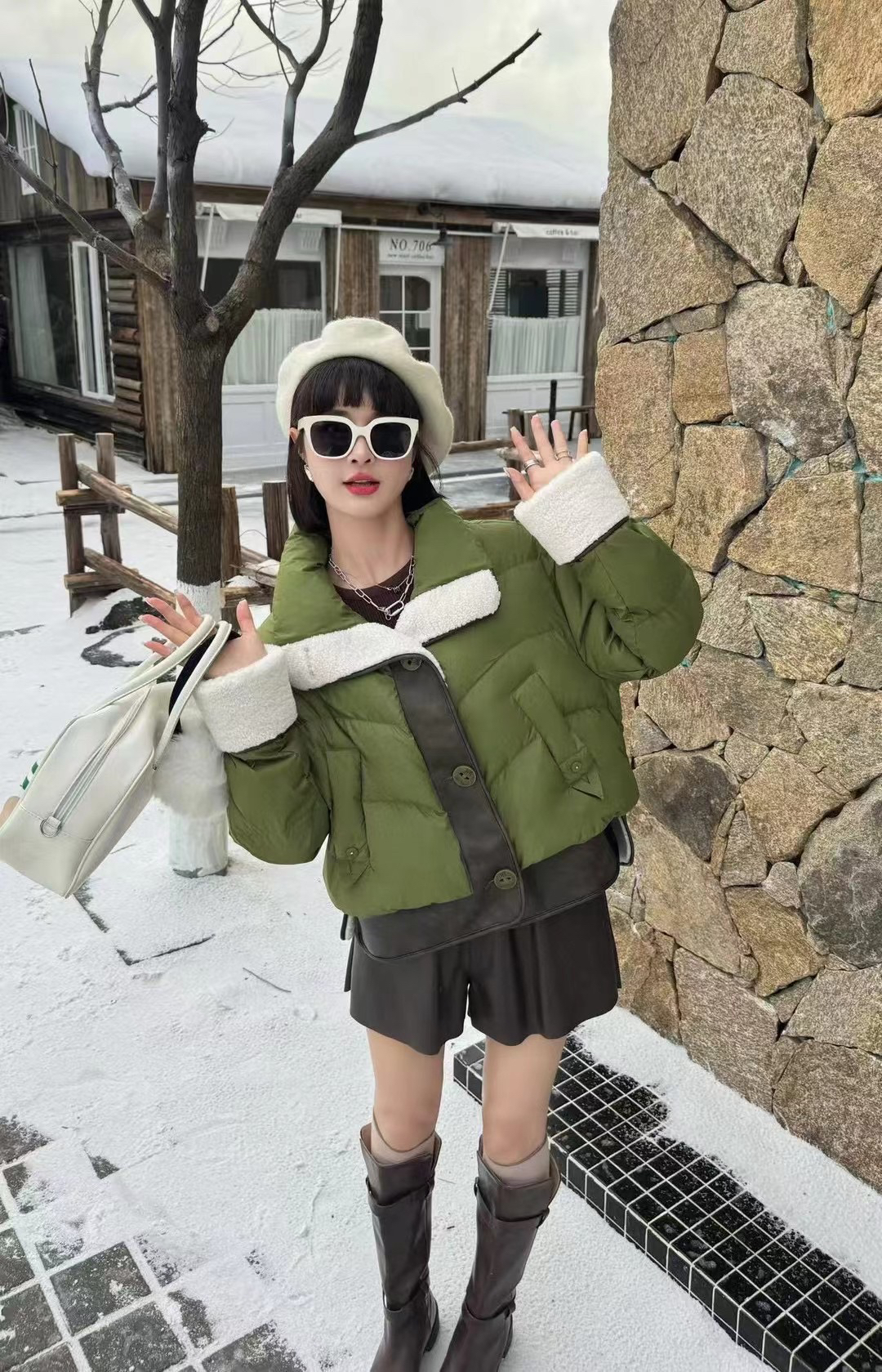 梦小小女装时尚短款2024冬季新款拼接羊羔毛保暖厚面包服女装