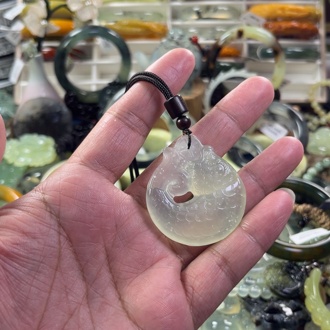 蛇纹石玉颈饰未镶嵌