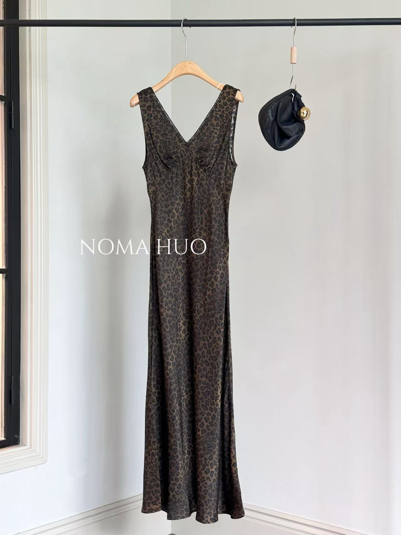 真丝斜裁V领气质修身连衣裙