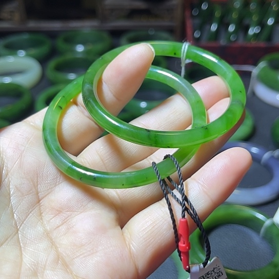 和田玉（碧玉）未镶嵌手镯多样发其一