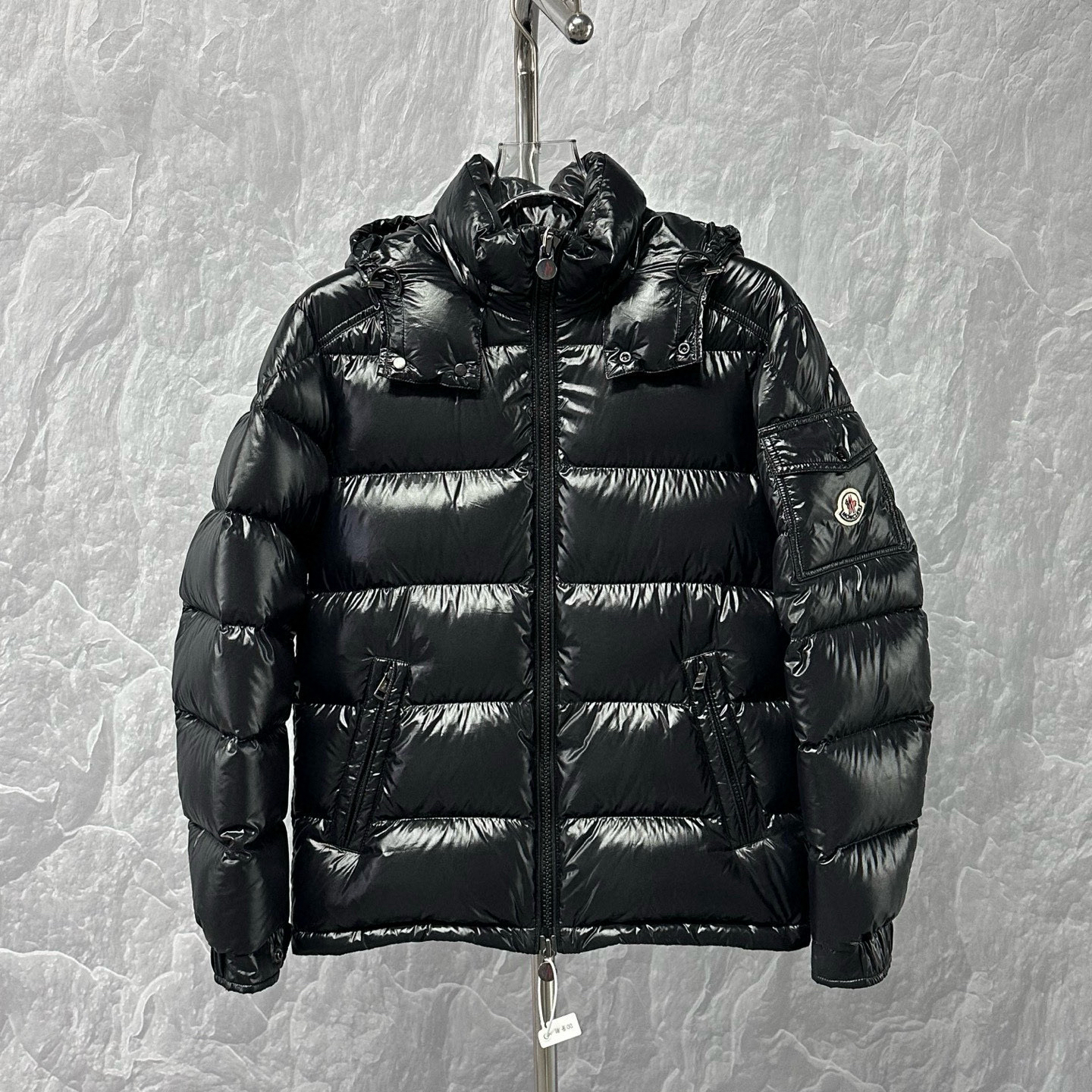 未使用 MONCLER maya 徽标亮面连帽羽绒服外套 4码a00038