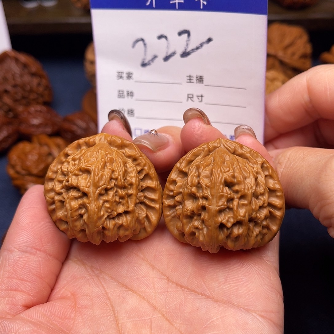 文玩核桃吊坠白狮子38