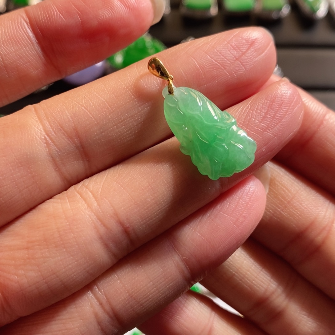 翡翠18K金镶嵌颈饰缅甸