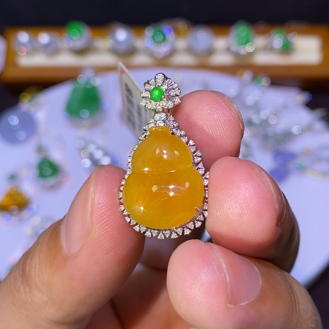 【闪购商品】颈饰18K金镶嵌翡翠