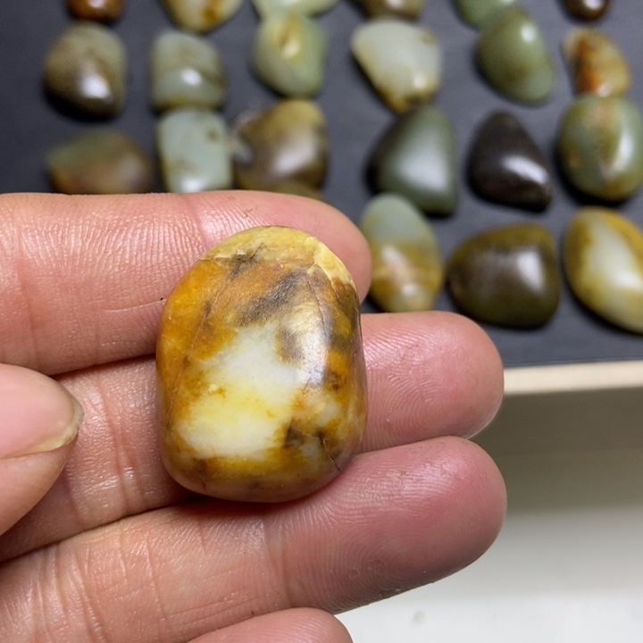 名***剑和田玉（糖玉）未镶嵌珠宝奇石