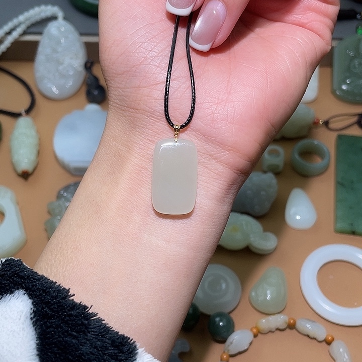 和田玉18K金镶嵌车挂