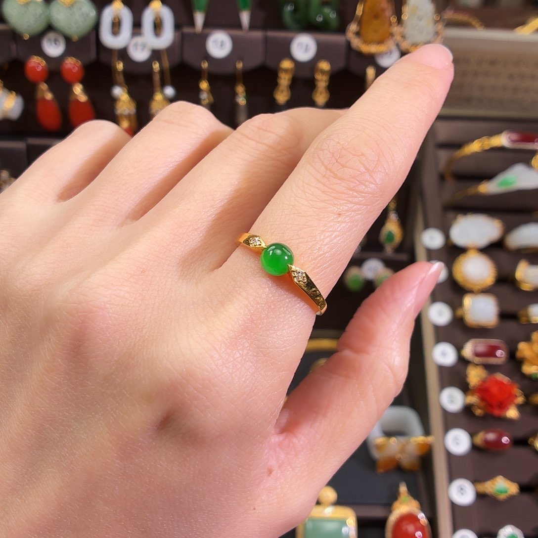 颈饰18K金镶嵌翡翠