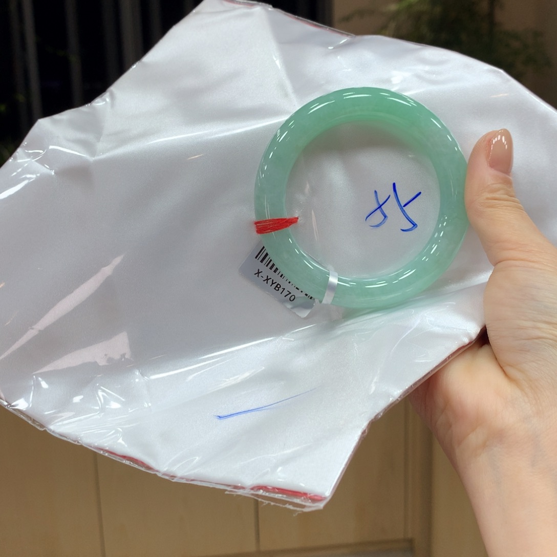 翡翠手镯未镶嵌不退不换